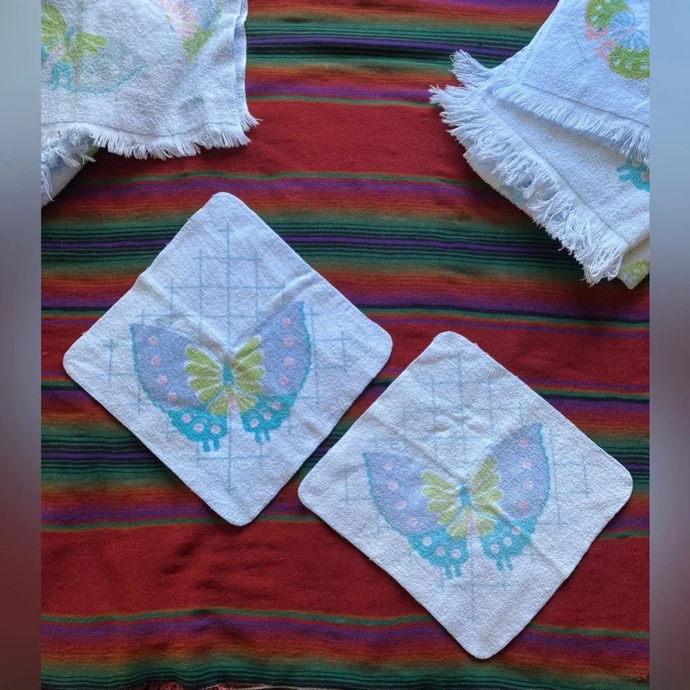 VTG 1970’s Butterfly Towel Set! 2 Large, 2 Hand Towels and 2 Washcloths!
